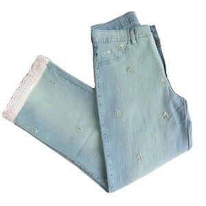 Laco que Faco Flower Embroidery Crop Lace Hem Jean